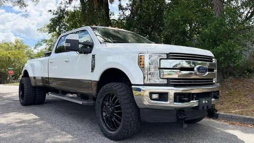 Oxford White 2019 Ford F-350 Lariat