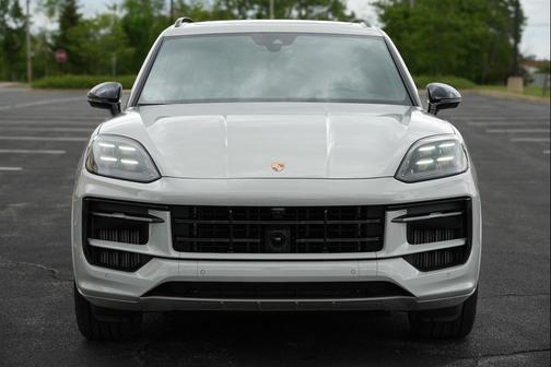 Chalk 2025 Porsche Cayenne GTS