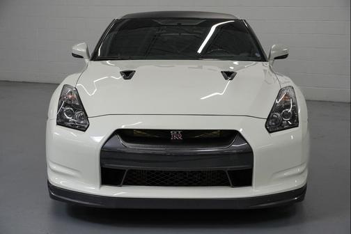 Ivory Pearl 2009 Nissan GT-R Premium