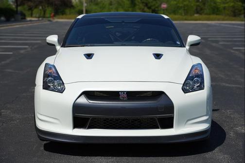 Ivory Pearl 2009 Nissan GT-R Premium