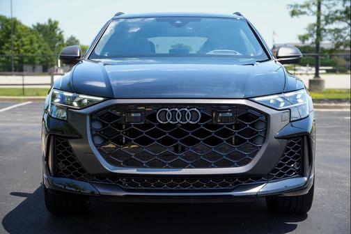 Mythos Black Metallic 2025 Audi RS Q8 4.0T