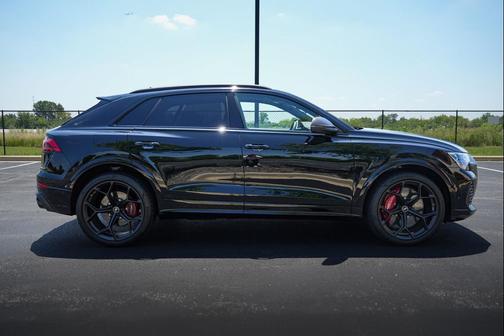 Mythos Black Metallic 2025 Audi RS Q8 4.0T