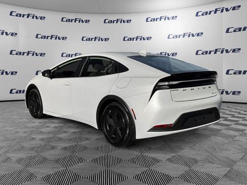 2025 Toyota Prius Plug-In Hybrid SE