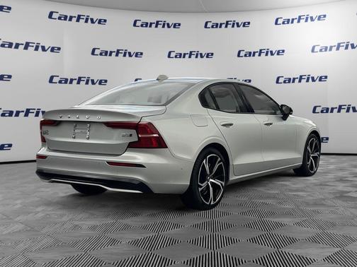 2024 Volvo S60 B5 Plus Dark Theme