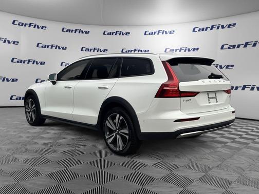 2025 Volvo V60 Cross Country B5 Plus