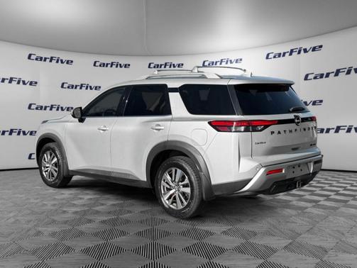 2022 Nissan Pathfinder SL 4WD