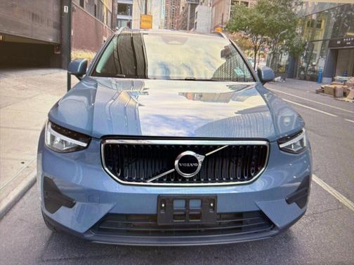 2023 Volvo XC40 B5 Core