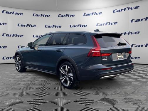 2025 Volvo V60 Cross Country Plus, B5 AWD Gas (mild hybrid)