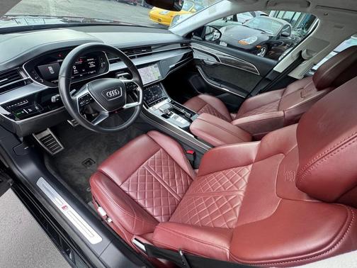 Mythos Black Metallic 2021 Audi S8 4.0T