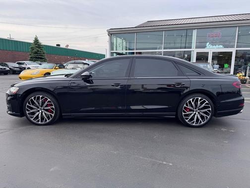 Mythos Black Metallic 2021 Audi S8 4.0T