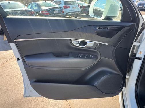 2020 Volvo XC90 T6 Momentum