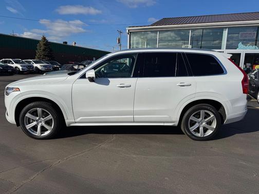 2020 Volvo XC90 T6 Momentum