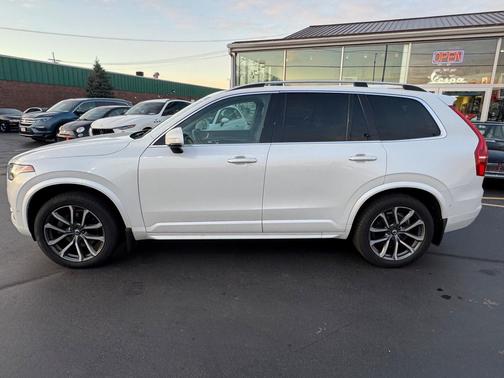 2017 Volvo XC90 T6 Momentum