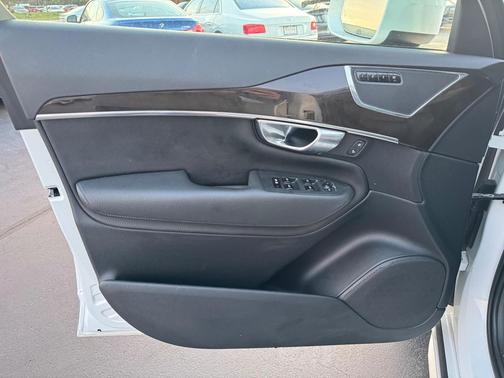 2017 Volvo XC90 T6 Momentum