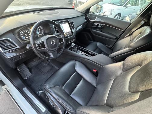 2017 Volvo XC90 T6 Momentum