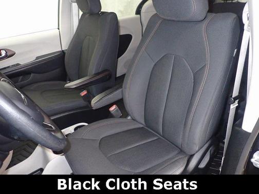 Brilliant Black Crystal Pearlcoat 2019 Chrysler Pacifica L
