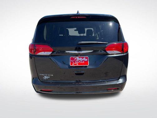 Brilliant Black Crystal Pearlcoat 2019 Chrysler Pacifica L