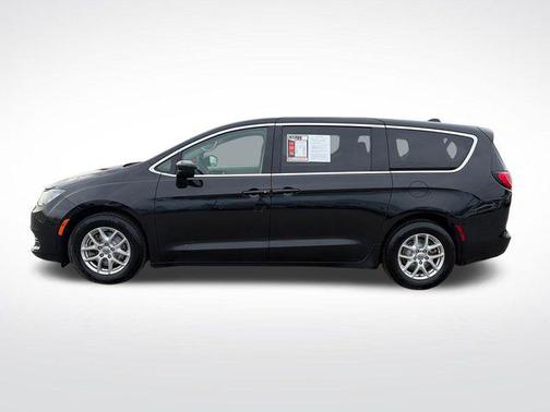 Brilliant Black Crystal Pearlcoat 2023 Chrysler Voyager LX