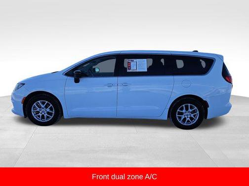 2024 Chrysler Voyager LX