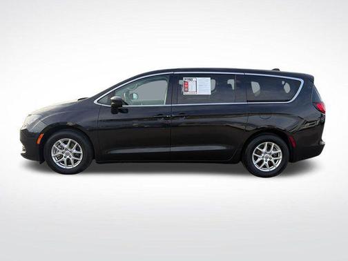 Brilliant Black Crystal Pearlcoat 2022 Chrysler Voyager LX