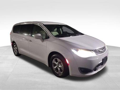 2017 Chrysler Pacifica Hybrid Touring Plus