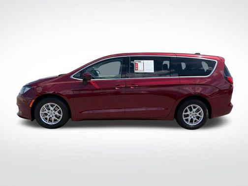 Velvet Red Pearlcoat 2023 Chrysler Voyager LX