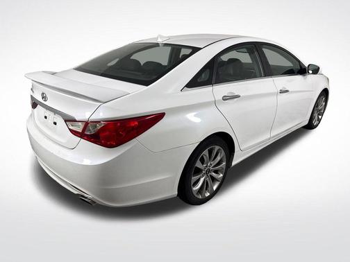 White 2011 Hyundai SONATA SE