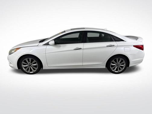 White 2011 Hyundai SONATA SE