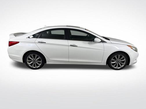 White 2011 Hyundai SONATA SE