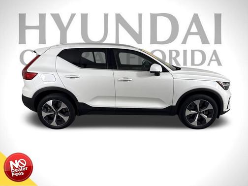 2023 Volvo XC40 B5 Plus Bright Theme