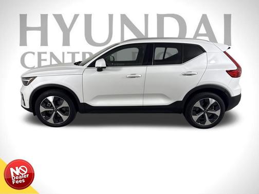 2023 Volvo XC40 B5 Plus Bright Theme