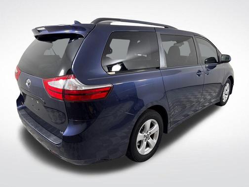 Parisian Night Pearl 2018 Toyota Sienna LE