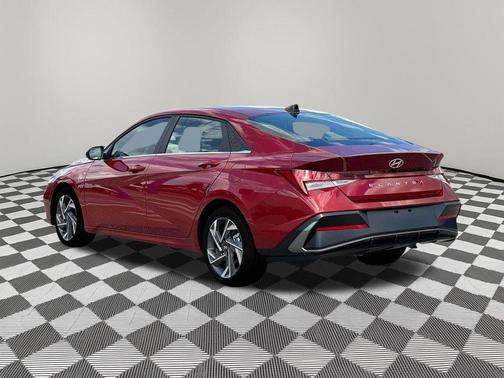 2025 Hyundai ELANTRA SEL
