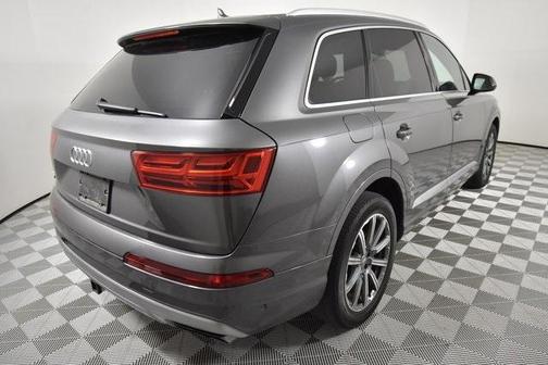 Photo 3 of 32 of 2019 Audi Q7 55 Premium Plus
