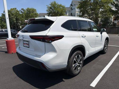 Wind Chill Pearl 2026 Toyota Highlander XLE