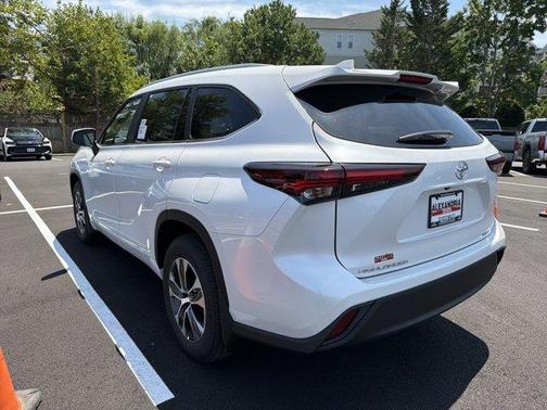 Wind Chill Pearl 2026 Toyota Highlander XLE