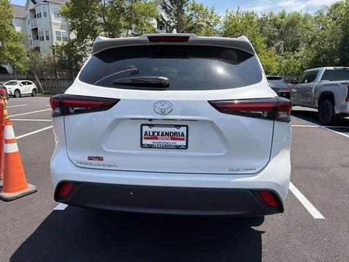 Wind Chill Pearl 2026 Toyota Highlander XLE