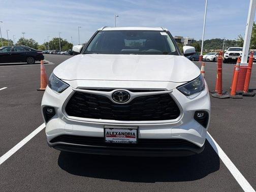 Wind Chill Pearl 2026 Toyota Highlander XLE