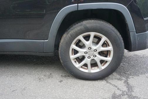 Brilliant Black Crystal Pearlcoat 2015 Jeep Cherokee Latitude