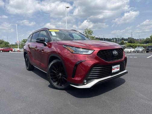Red 2023 Toyota Highlander XSE