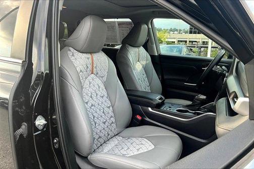 2023 Toyota Highlander Hybrid Bronze Edition