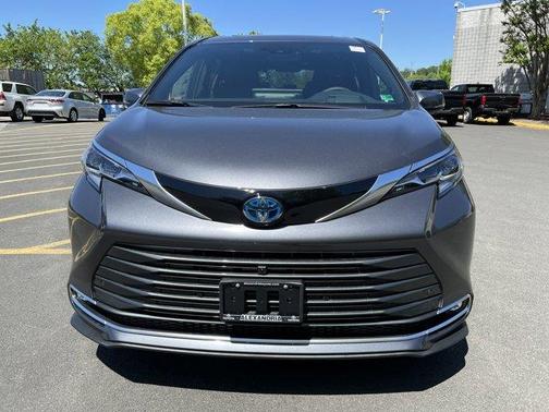 2025 Toyota Sienna Platinum 7 Passenger