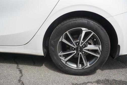 Snow White Pearl 2023 Kia Forte LXS