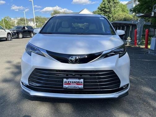 Platinum 2026 Toyota Sienna Platinum 7 Passenger