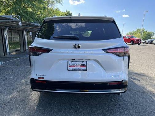 Platinum 2026 Toyota Sienna Platinum 7 Passenger
