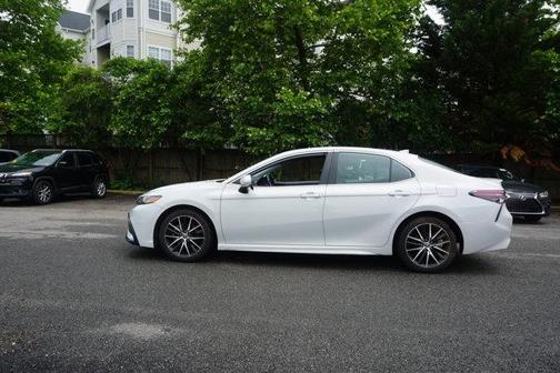 White 2022 Toyota Camry SE