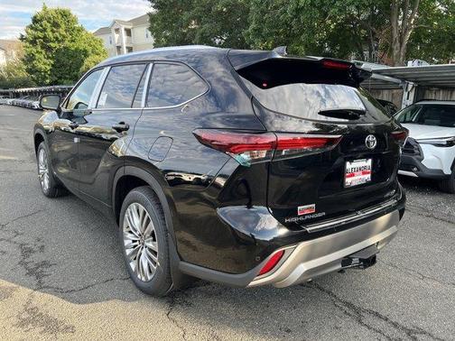 2025 Toyota Highlander Hybrid Platinum