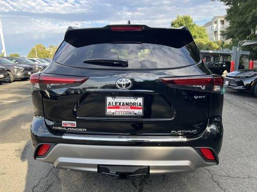 2025 Toyota Highlander Hybrid Platinum