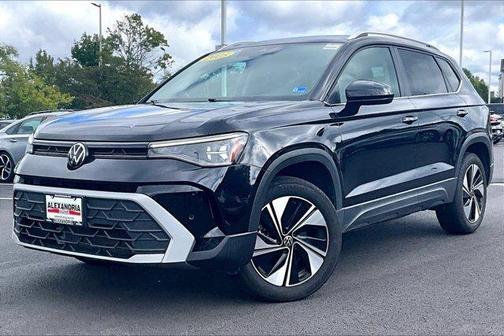 Deep Black Pearl Effect 2025 Volkswagen Taos 1.5T SE