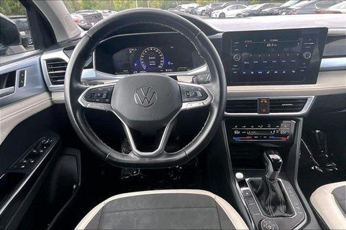 Deep Black Pearl Effect 2025 Volkswagen Taos 1.5T SE